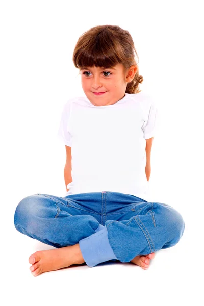 Dívka sedí se zkříženýma nohama — Stock fotografie