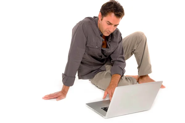 Homme utilisant un ordinateur portable — Photo
