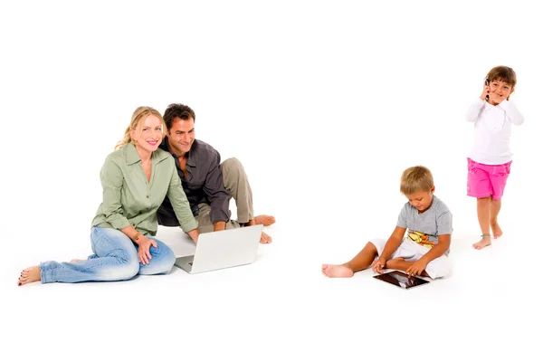 Οικογένεια χρησιμοποιώντας ψηφιακή δισκίο και φορητό υπολογιστή — Φωτογραφία Αρχείου