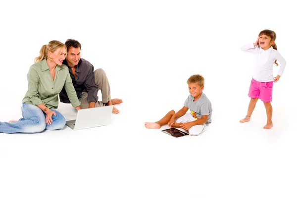 デジタルタブレットを使用する家族 — ストック写真
