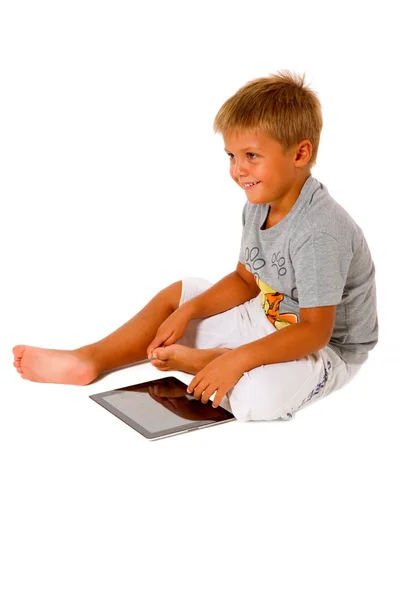 Liten pojke med hjälp av digital tablett — Stockfoto