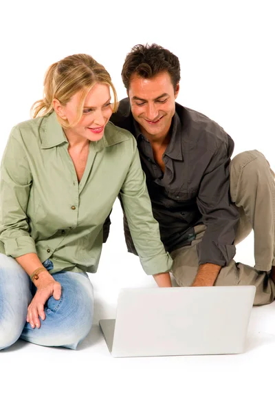 Couple utilisant un ordinateur portable — Photo