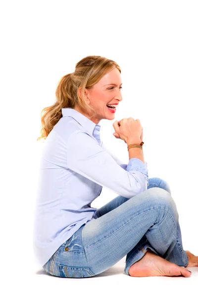 Leende kvinna sitter — Stockfoto