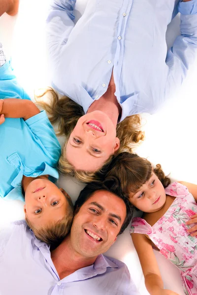 Familie met twee kinderen — Stockfoto