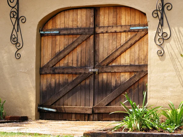 Большие деревянные двери амбара — стоковое фото