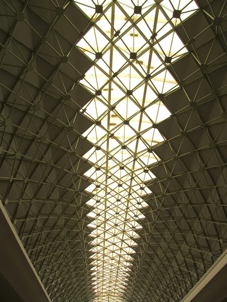 Taket kupol tunnel struktur med naturligt ljus porträtt bilder — Stockfoto