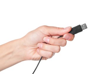 El ele tutuşan siyah USB kablo