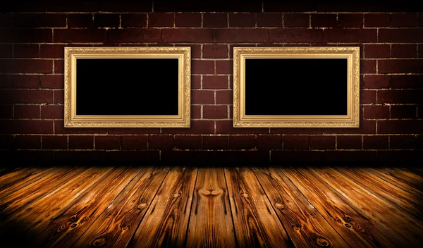 Grungy kamer met gouden frames — Stockfoto
