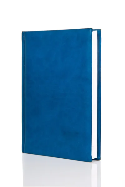 Чистая синяя книга в твердой спине — стоковое фото
