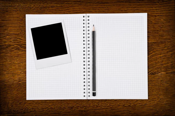 Fotorahmen auf blankem Notizbuch mit Bleistift — Stockfoto