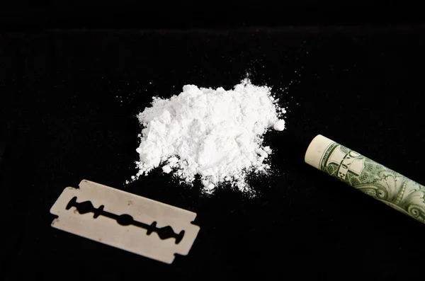 Наркотики, деньги и клинок — стоковое фото