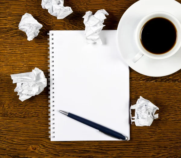 Šálek kávy, papíru a pero — Stock fotografie