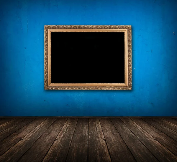 Quarto azul vintage escuro com piso de madeira e quadro dourado hangin — Fotografia de Stock