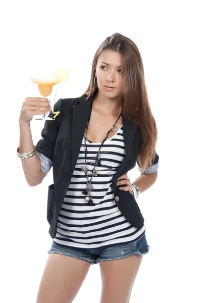 Žena pití margarita koktejl — Stock fotografie