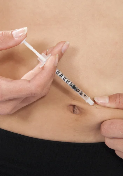 Diyabet bağımlı kadın insan insülin aşılama yapmak — Stok fotoğraf