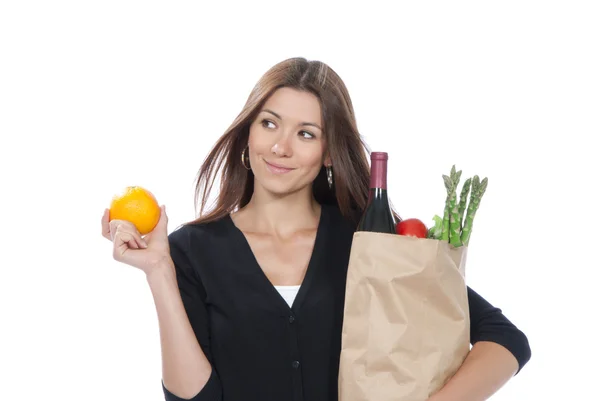 Жінка тримає торгову сумку, повну вегетаріанських продуктів — стокове фото