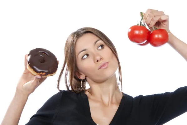 Friska äter mat koncept kvinna donut tomater — Stockfoto