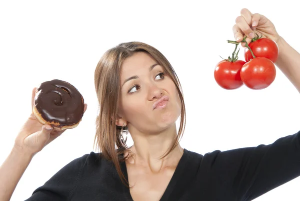 Alimentation saine concept femme beignet tomates — Photo