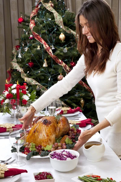 장식된 크리스마스 구운 터키와 여자 — 스톡 사진