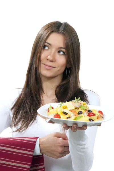 Kelnerka, kucharz trzymać zdrowy płytki włoskie spaghetti makarony — Zdjęcie stockowe