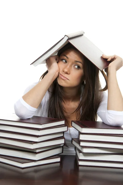 Flicka trött på att läsa böcker som studerar skola eller högskola — Stockfoto