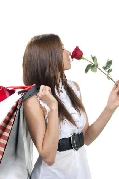 Donna con fiore di rosa rossa, shopping bags in supermarket — Foto Stock