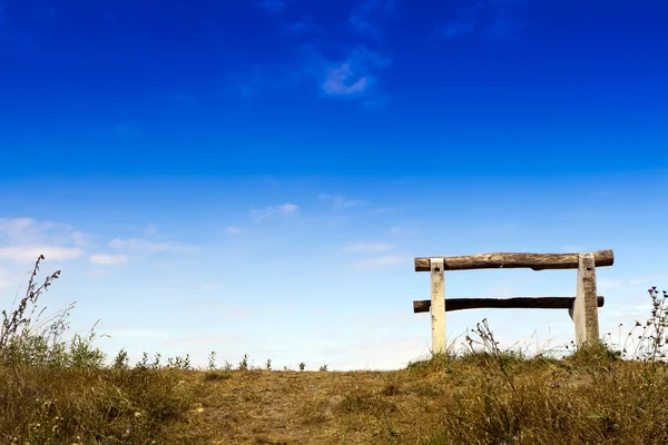 Park bench, blue sky. — Stock Photo, Image