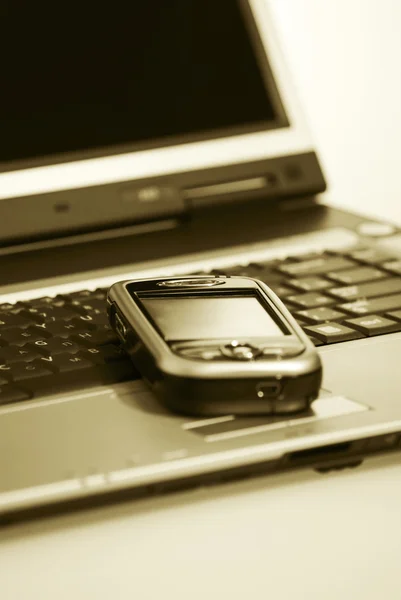 PDA et ordinateur portable. Sepia . — Photo