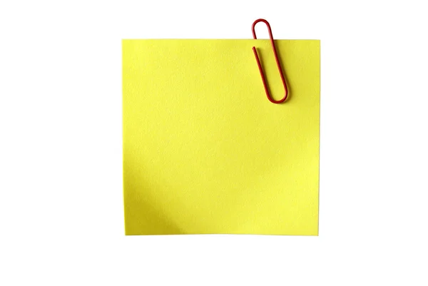 Papel pegajoso amarelo com clipe vermelho. Isolado sobre fundo branco — Fotografia de Stock