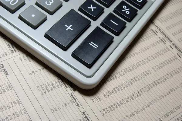 Calculadora y periódico financiero. Concepto empresarial . — Foto de Stock