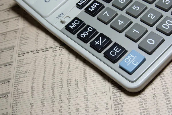 Teclado de la calculadora y periódico financiero. Concepto empresarial phot — Foto de Stock