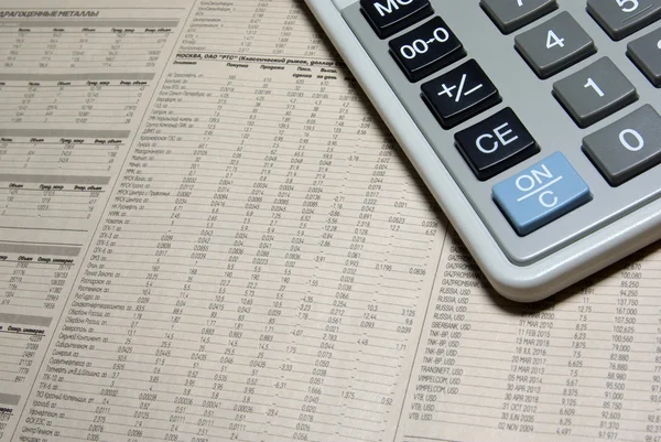 Kalkulačka roh a finanční noviny. — Stock fotografie