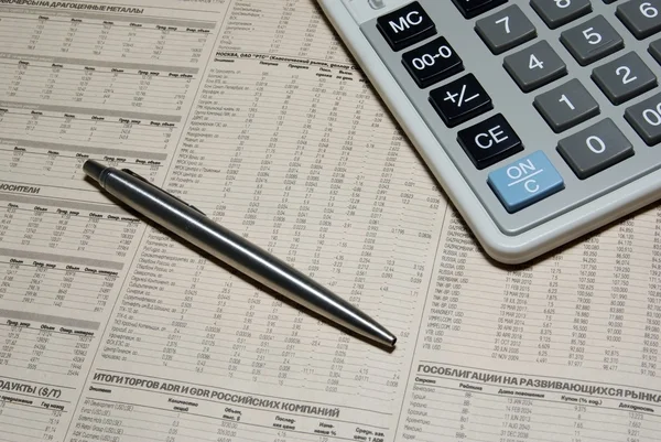 Profesjonalny kalkulator, stalowe pióro i gazety finansowej. przedsię — Zdjęcie stockowe
