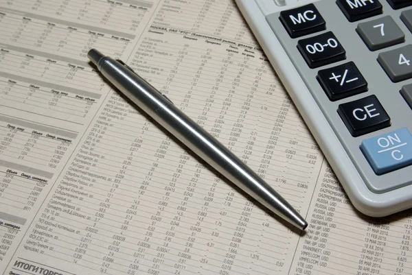 Finanční kalkulačka, pero a obchodní noviny. koncepce. — Stock fotografie