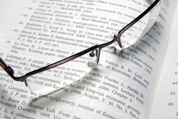 Glazen opleggen van boek. — Stockfoto
