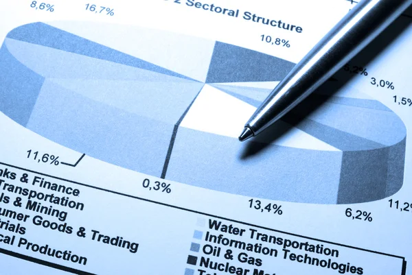 Steel pen and financial data. — Stock Photo, Image