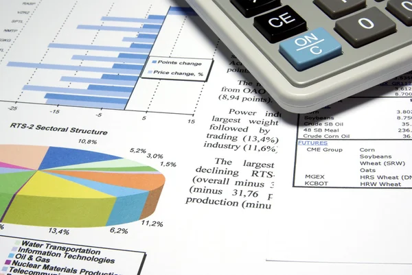 Калькулятор і фінансові діаграми . — стокове фото