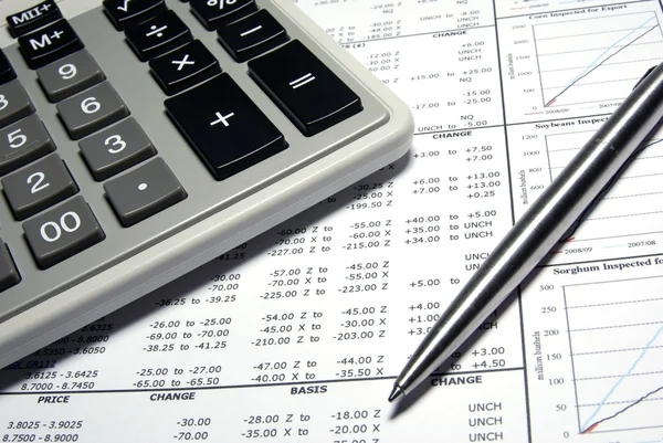 Calculadora, lápiz de acero y datos financieros con gráficos . — Foto de Stock