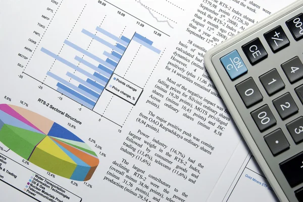 Calculadora e relatório do mercado de ações com ajudas visuais . — Fotografia de Stock