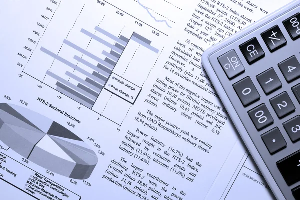 Rekenmachine en aandelenmarkt verslag met visuele hulpmiddelen. — Stockfoto