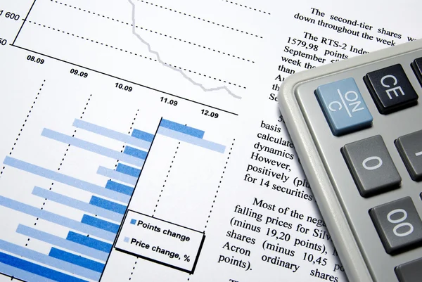 Калькулятор і друкована фінансова звітність . — стокове фото