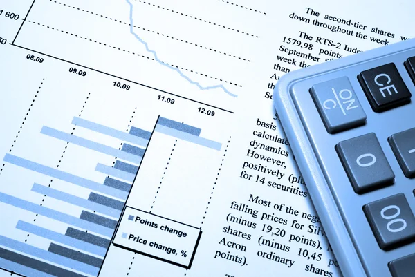 Rekenmachine en afgedrukte financieel verslag. — Stockfoto