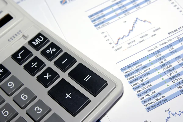 Rekenmachine en financiële analyseverslag. conceptuele. — Stockfoto