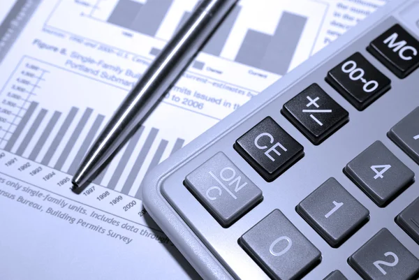 Calculadora, caneta de aço e relatório de análise financeira . — Fotografia de Stock