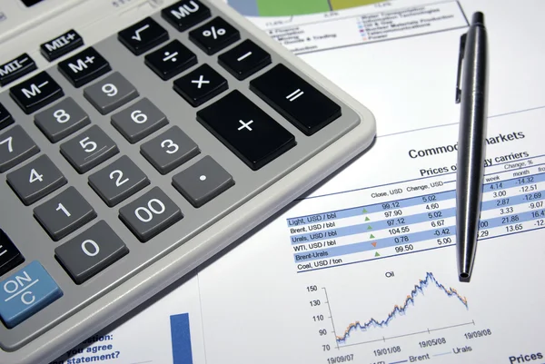 Stalen pen, rekenmachine en aandelenmarkt analyserapport. — Stockfoto