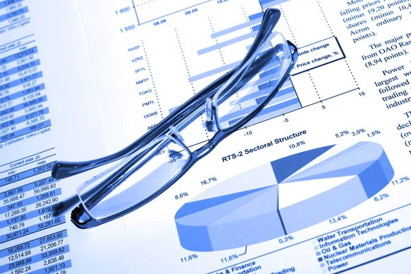 Eyewear and printed srock report. Business concept. — Stock Photo, Image
