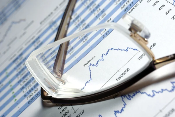 Brille und gedruckter Finanzbericht mit Daten, Diagrammen. — Stockfoto