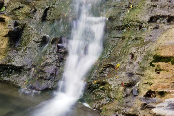Kleiner Wasserfall. horizontal. — Stockfoto