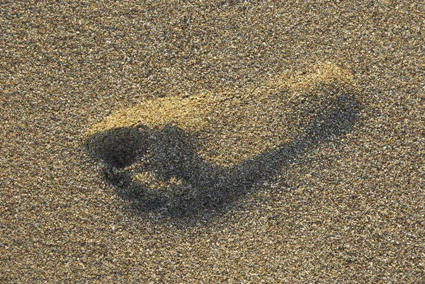 Fußabdruck im Sand. tropischer Strand, Mittelmeer. — Stockfoto