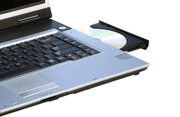 Computer portatile con riscrittore DVD aperto e un disco in esso. Isolatet con — Foto Stock
